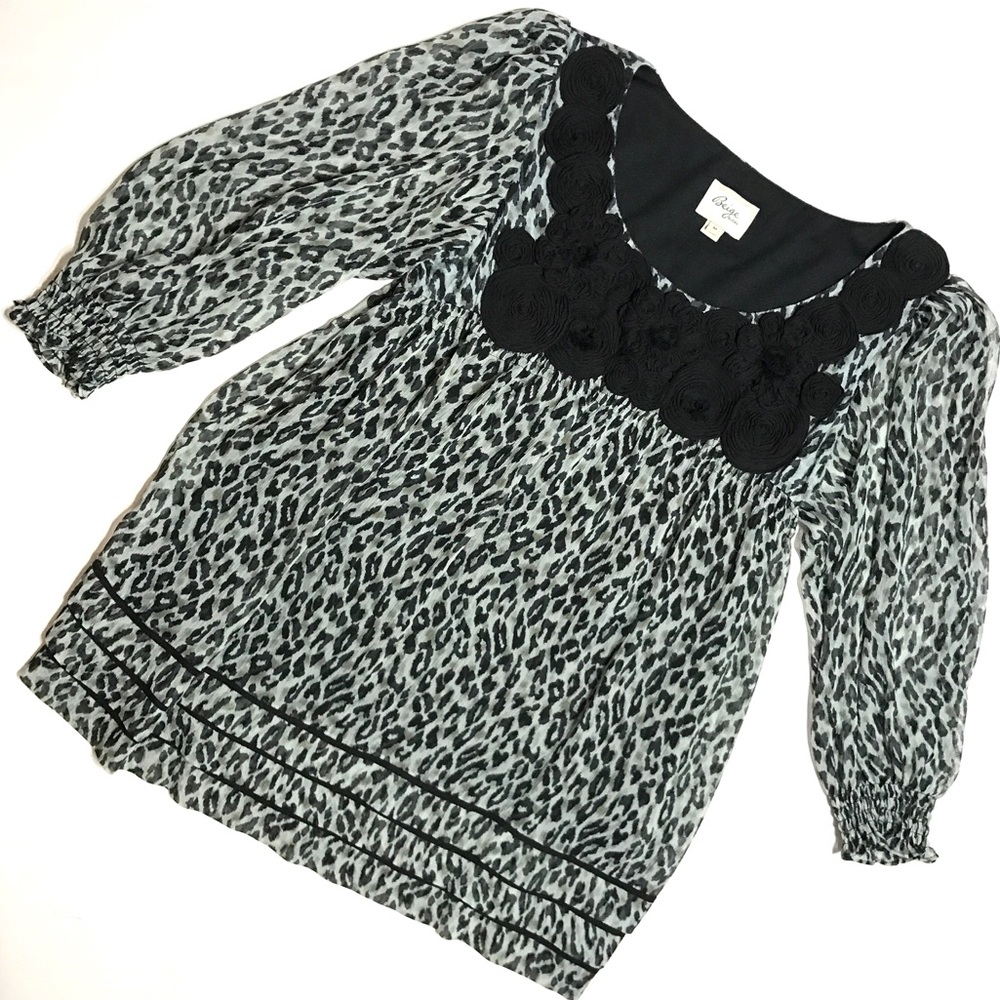 💚 4/$20 SALE! Animal Rosette Scoop Neck Blouse - Picture 1 of 7